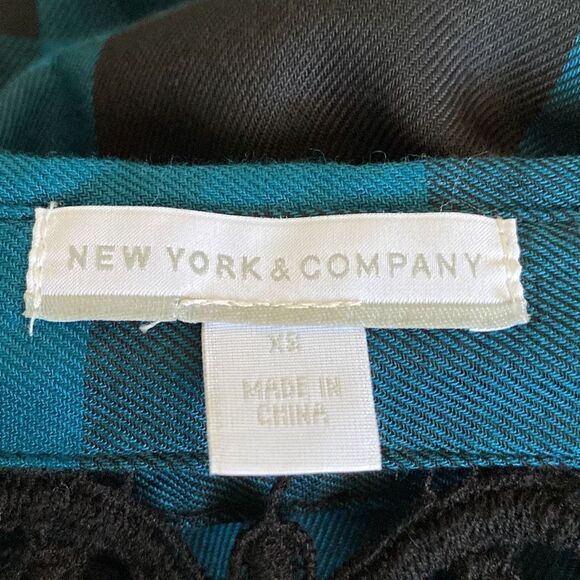 🔥3/$20🔥 New York & Company button up blouse with back crochet cutout size XS - Picture 8 of 10